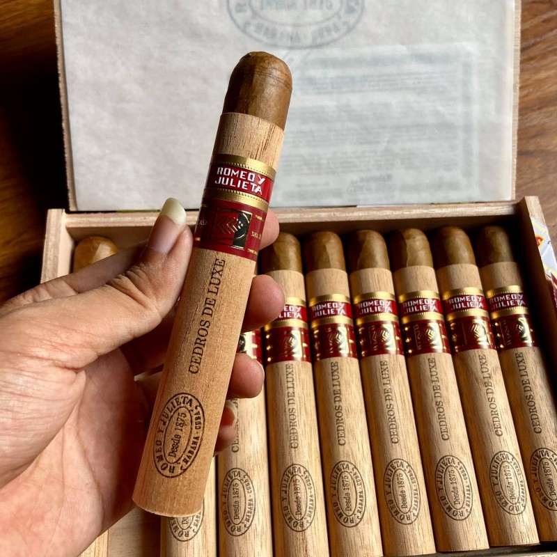 Romeo Y Julieta Cedros De Luxe 8